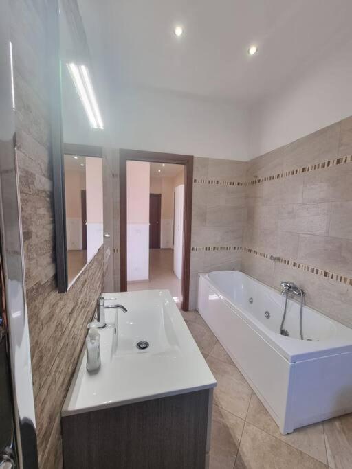 -5 Min From Bus Stop-Free Parking Rome Luaran gambar